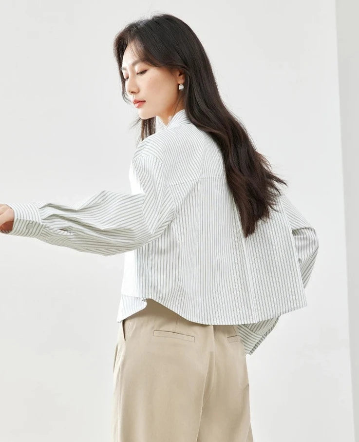 Camisa casual corta para mujer con botones de mezcla de algodón a rayas verdes y blancas, con diseño de bolsos frotales grandes